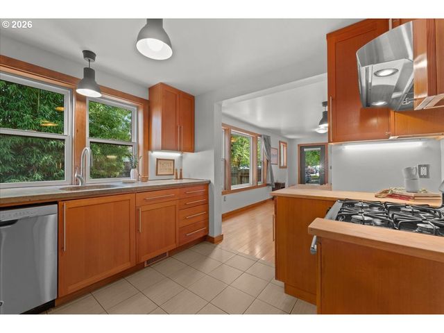 223 N IVY St, Portland, OR 97227