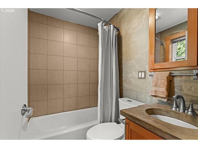 223 N IVY St, Portland, OR 97227