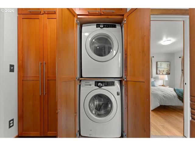 223 N IVY St, Portland, OR 97227