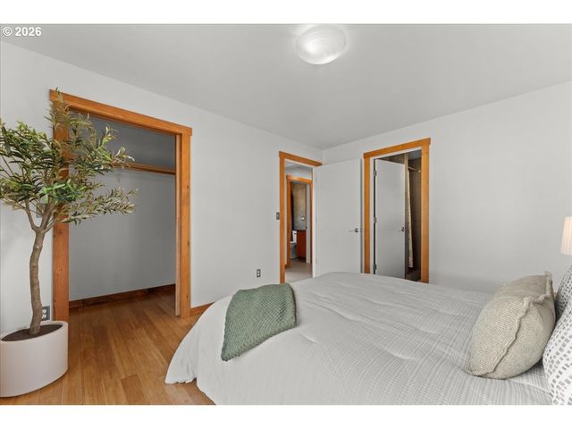 223 N IVY St, Portland, OR 97227