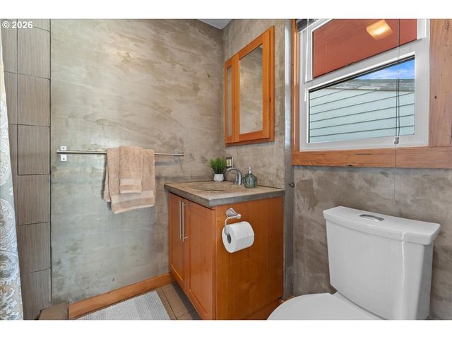 223 N IVY St, Portland, OR 97227
