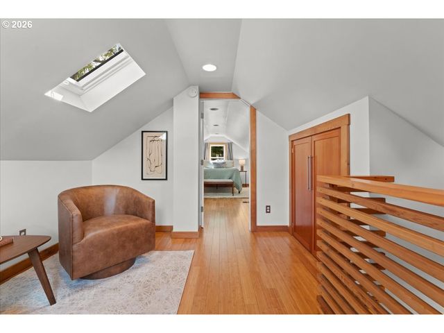 223 N IVY St, Portland, OR 97227