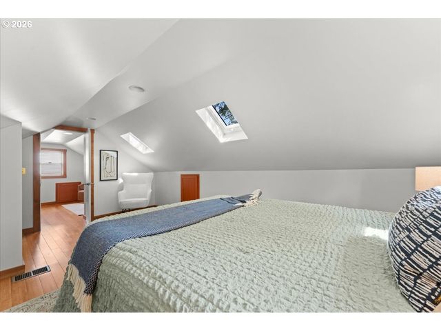 223 N IVY St, Portland, OR 97227