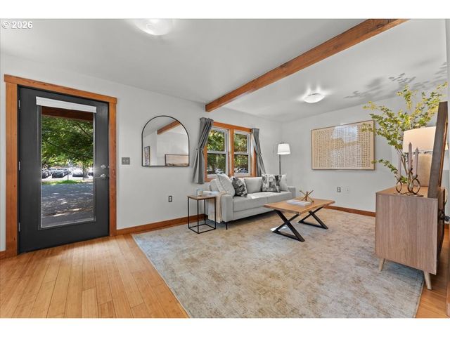 223 N IVY St, Portland, OR 97227