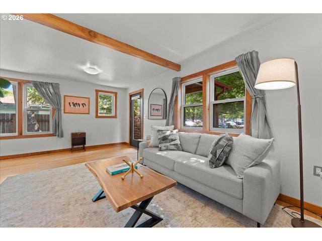 223 N IVY St, Portland, OR 97227