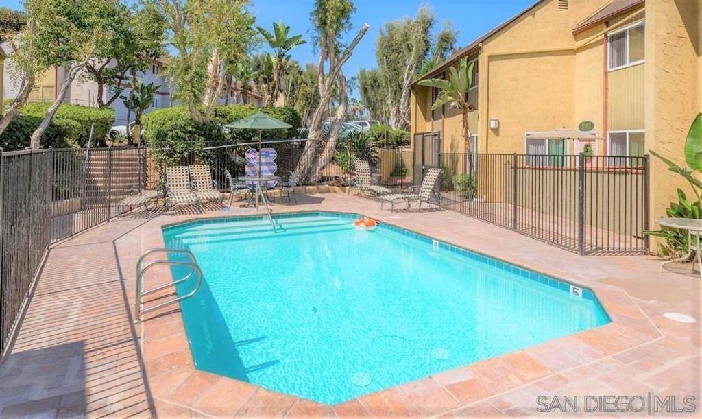 Image 2 of property listing at 6333 College Grove 11203, San Diego, CA 92115