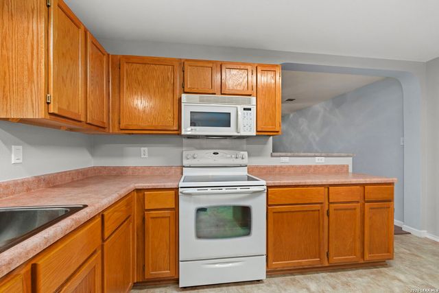 8202 MALOY MNR, San Antonio, TX 78250