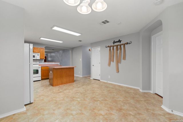 8202 MALOY MNR, San Antonio, TX 78250