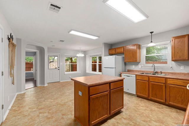 8202 MALOY MNR, San Antonio, TX 78250