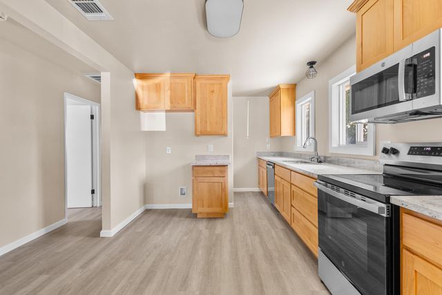 308 6th St, Roseville, CA 95678