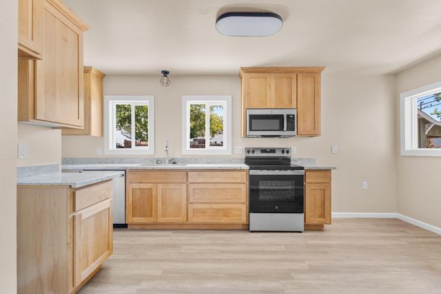 308 6th St, Roseville, CA 95678