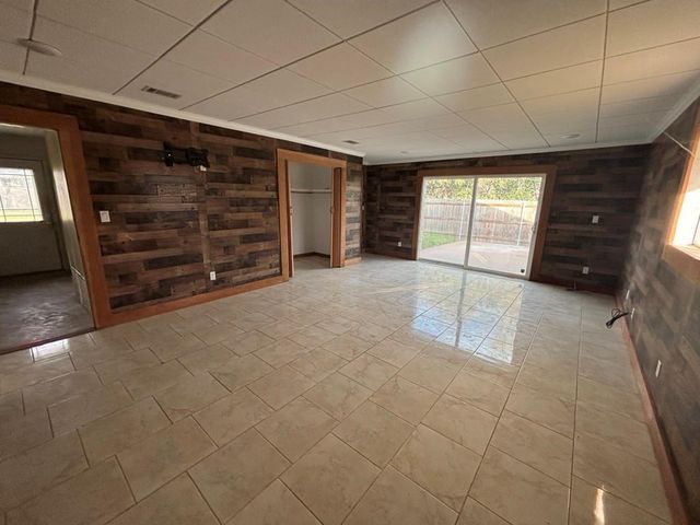 1008 W Pietzsch ST, Bartlett, TX 76511