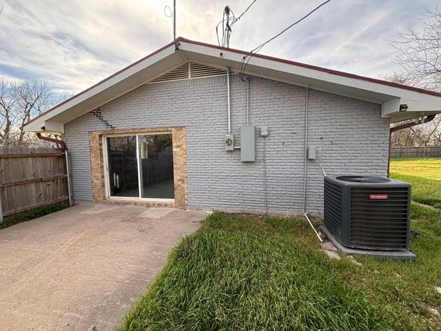 1008 W Pietzsch ST, Bartlett, TX 76511