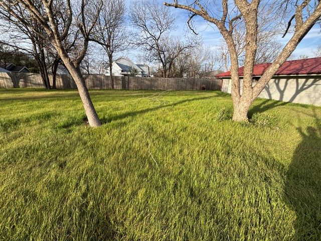 1008 W Pietzsch ST, Bartlett, TX 76511