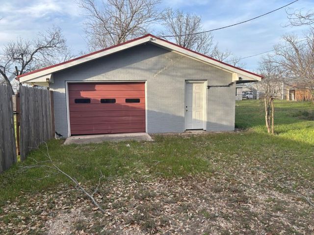 1008 W Pietzsch ST, Bartlett, TX 76511