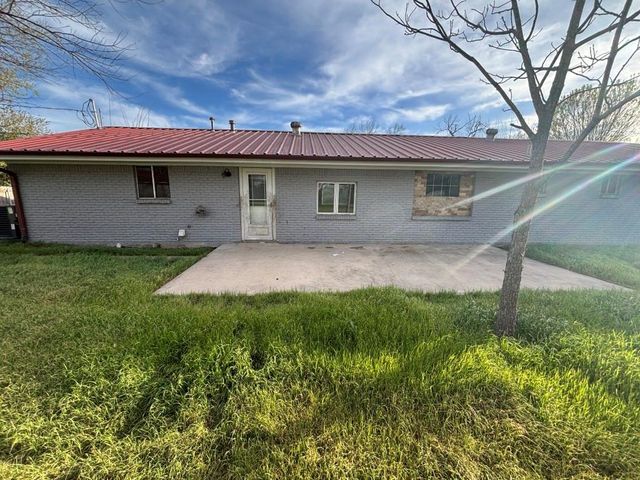 1008 W Pietzsch ST, Bartlett, TX 76511