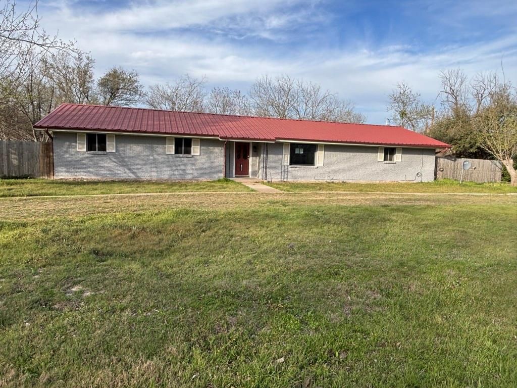 1008 W Pietzsch ST, Bartlett, TX 76511