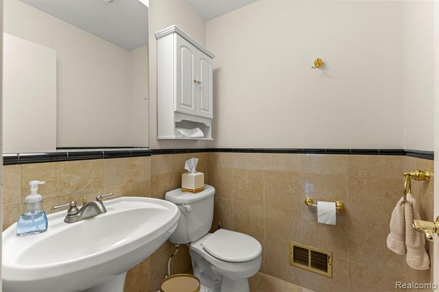 30401 Utica Road, Roseville, MI 48066