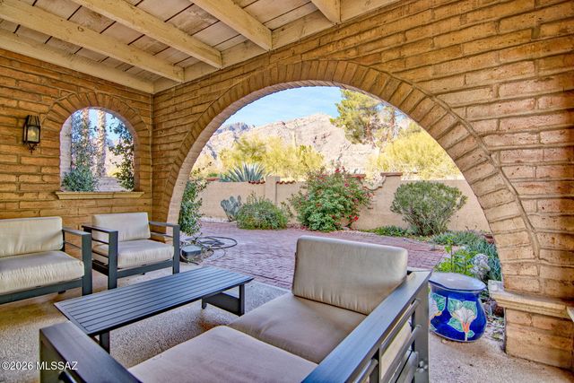 6490 N Val Dosta Drive, Tucson, AZ 85718