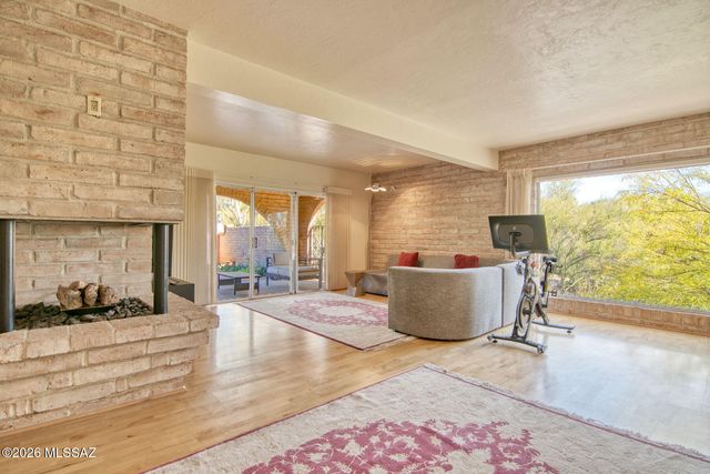 6490 N Val Dosta Drive, Tucson, AZ 85718