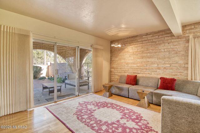 6490 N Val Dosta Drive, Tucson, AZ 85718