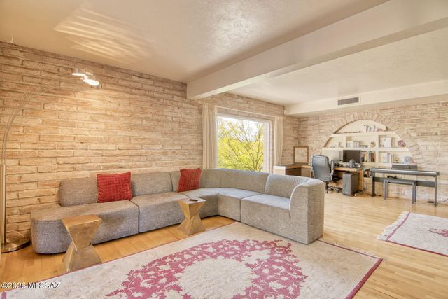 6490 N Val Dosta Drive, Tucson, AZ 85718