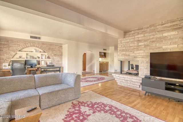 6490 N Val Dosta Drive, Tucson, AZ 85718