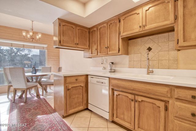 6490 N Val Dosta Drive, Tucson, AZ 85718