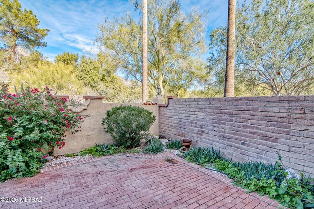 6490 N Val Dosta Drive, Tucson, AZ 85718