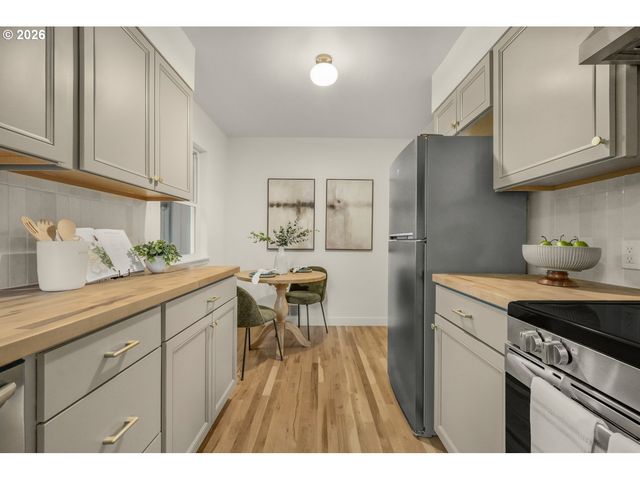 8907 Se CLAY St, Portland, OR 97216