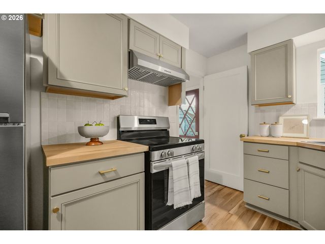 8907 Se CLAY St, Portland, OR 97216