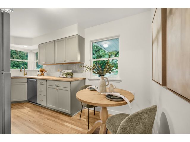 8907 Se CLAY St, Portland, OR 97216