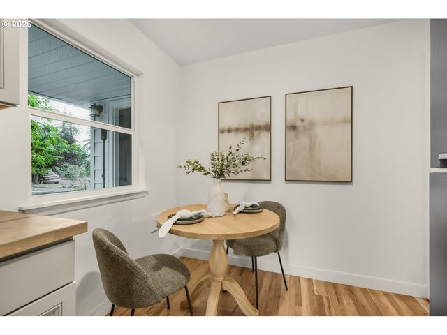 8907 Se CLAY St, Portland, OR 97216