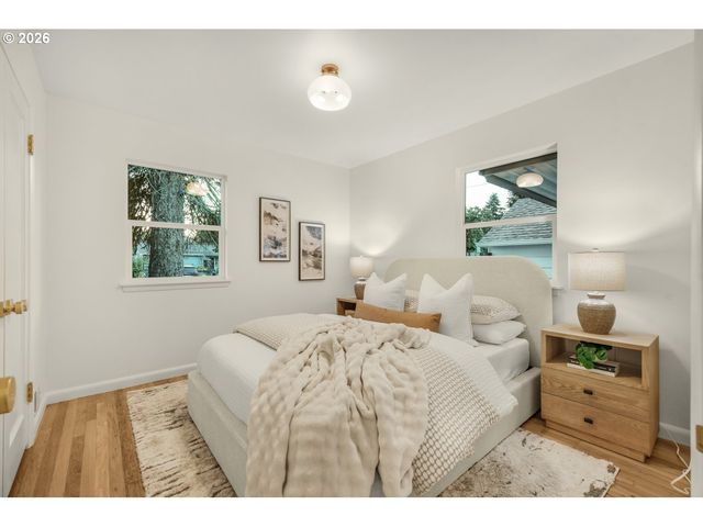 8907 Se CLAY St, Portland, OR 97216