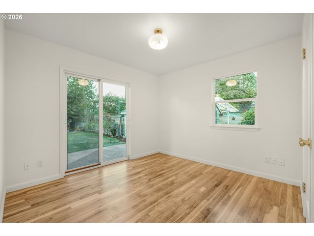 8907 Se CLAY St, Portland, OR 97216