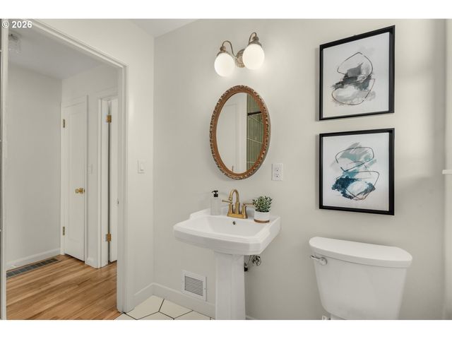 8907 Se CLAY St, Portland, OR 97216