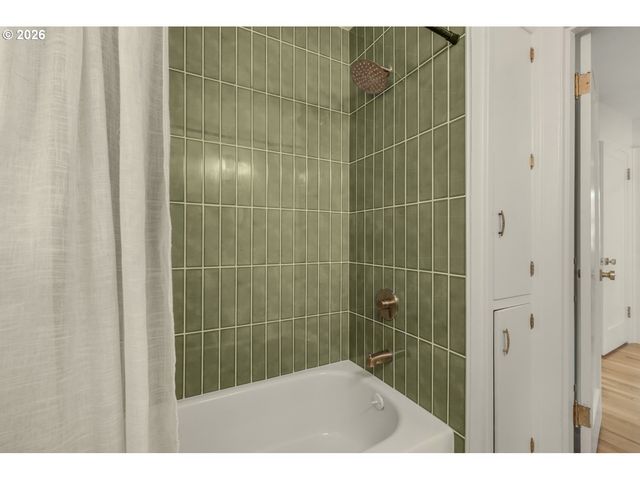 8907 Se CLAY St, Portland, OR 97216