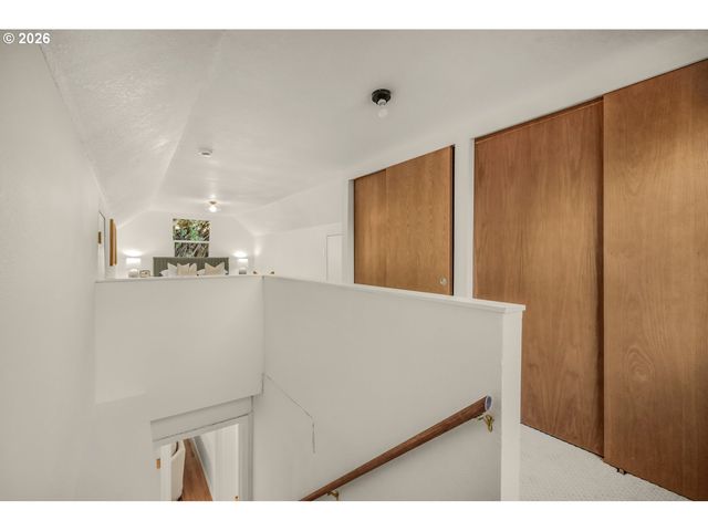 8907 Se CLAY St, Portland, OR 97216