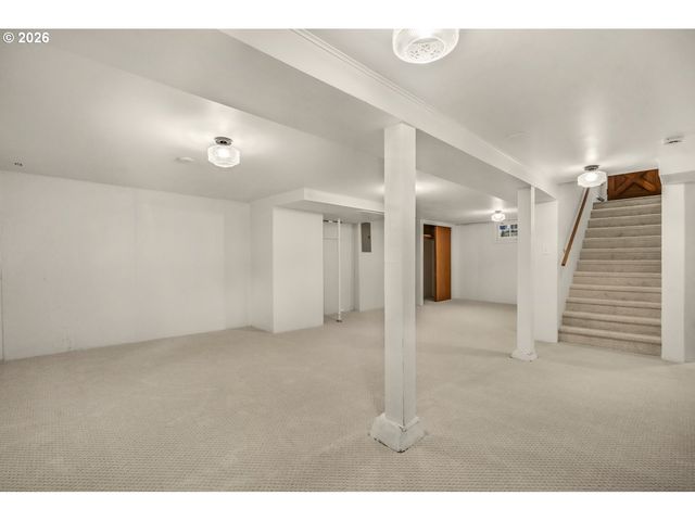 8907 Se CLAY St, Portland, OR 97216