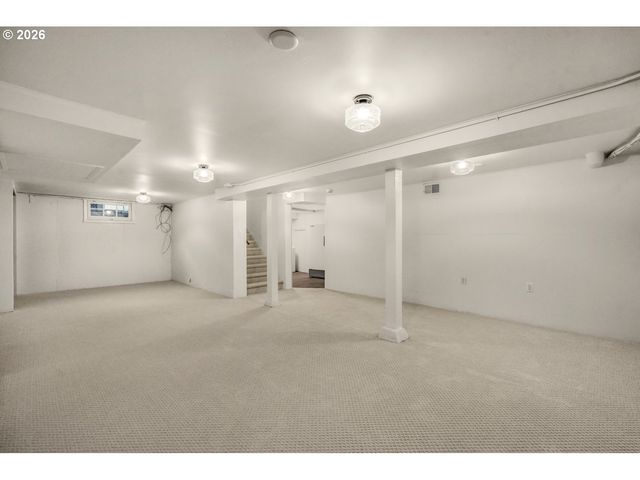 8907 Se CLAY St, Portland, OR 97216