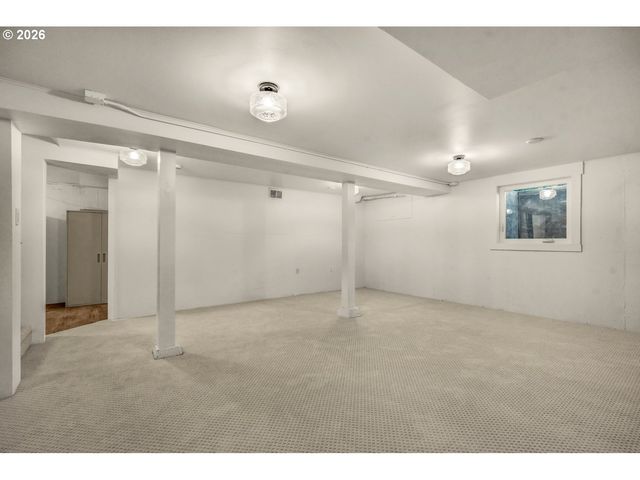 8907 Se CLAY St, Portland, OR 97216