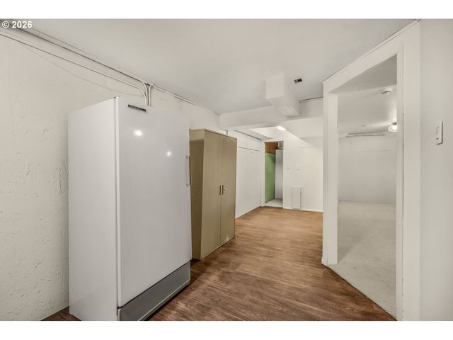 8907 Se CLAY St, Portland, OR 97216