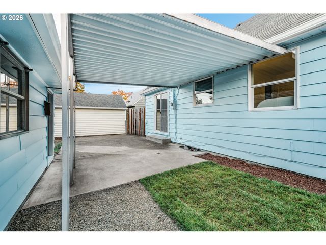 8907 Se CLAY St, Portland, OR 97216