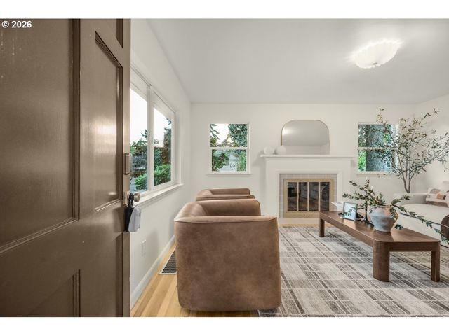 8907 Se CLAY St, Portland, OR 97216