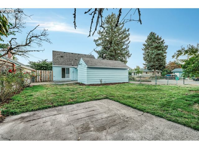 8907 Se CLAY St, Portland, OR 97216