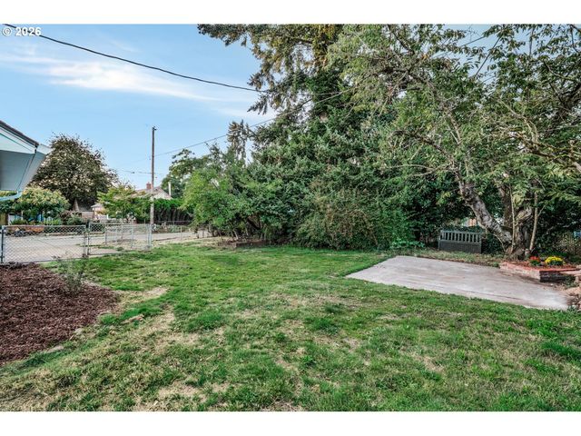 8907 Se CLAY St, Portland, OR 97216