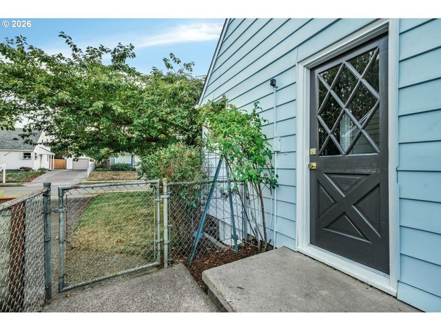 8907 Se CLAY St, Portland, OR 97216