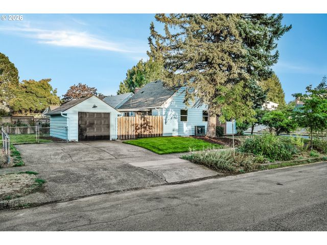 8907 Se CLAY St, Portland, OR 97216