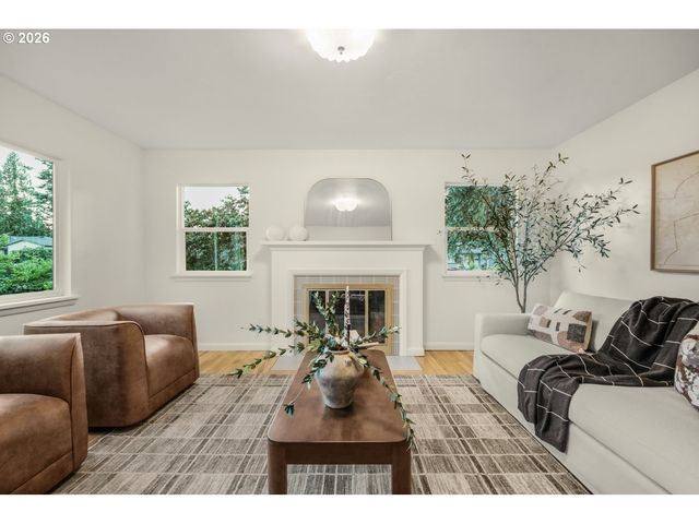 8907 Se CLAY St, Portland, OR 97216