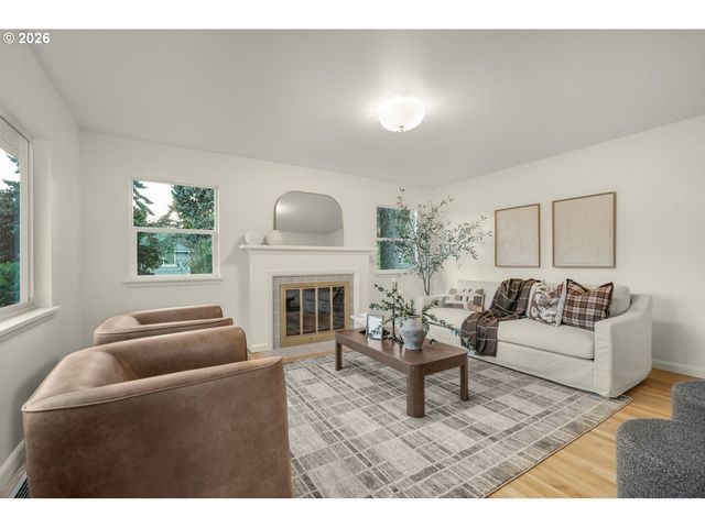 8907 Se CLAY St, Portland, OR 97216